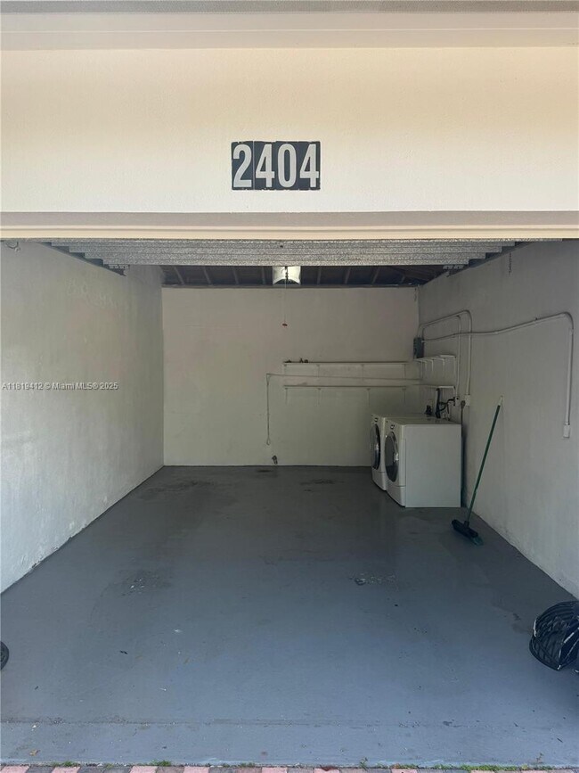 Building Photo - 2404 NE 28th Ave
