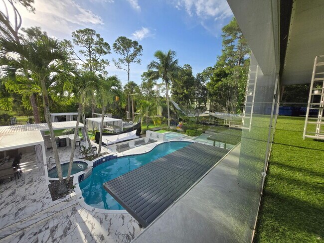 Building Photo - 377 Squire Dr