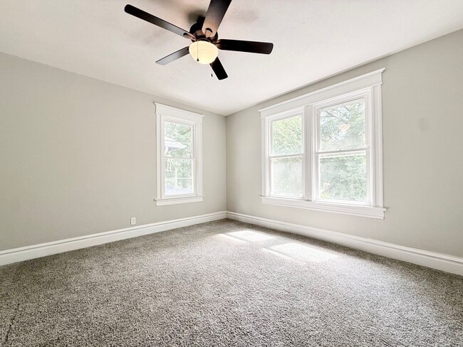 Building Photo - **Hawthorne Place** Pet Friendly 5 Large Bedrooms 2 Full Baths!