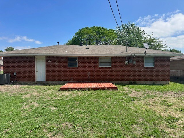 Building Photo - 721 N Bristow Ave