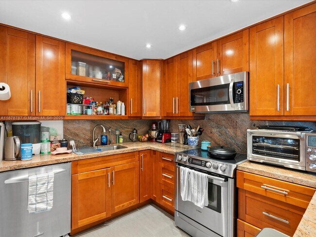 Building Photo - 1450 Brickell Bay Dr