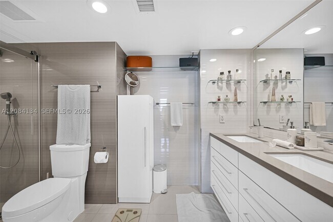 Building Photo - 801 N Venetian Dr