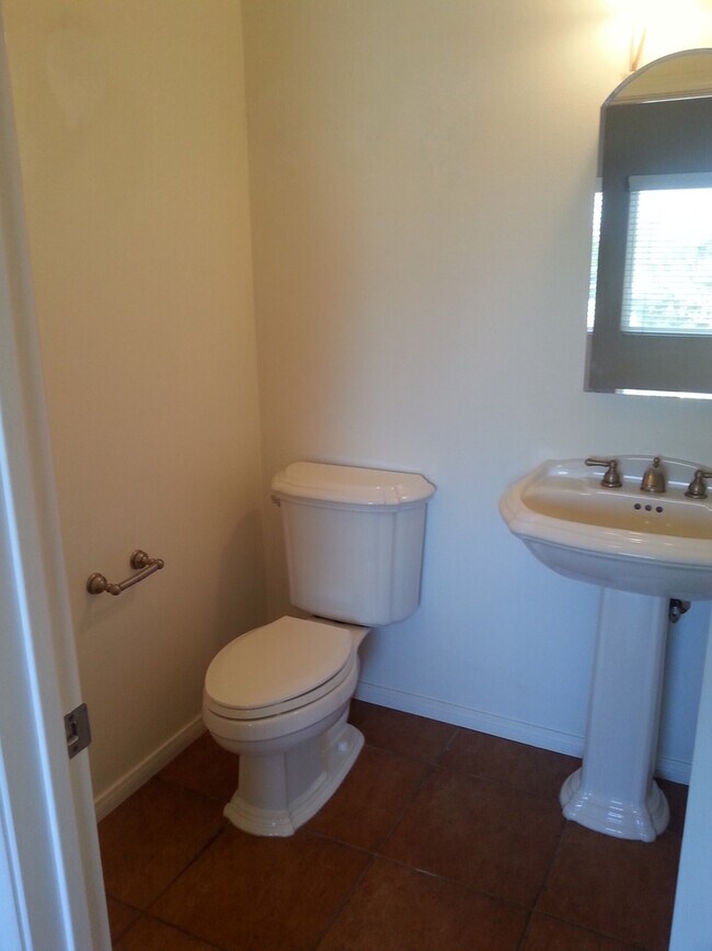 Building Photo - 3 bedroom 2.5 bath house near the beach