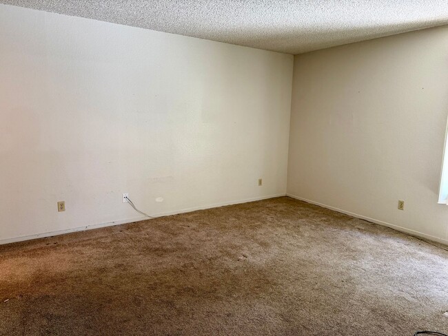 Building Photo - 537 W Escalon Ave