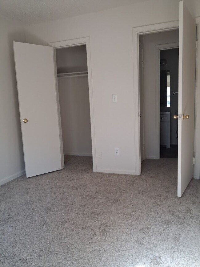 Building Photo - Charming 3BR Townhouse with Fenced Backyard and Community Pool