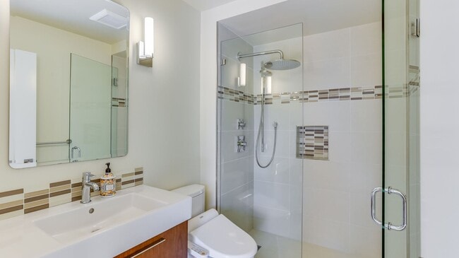 Building Photo - 5bd/5ba Mercer Island Home