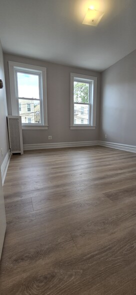 Building Photo - 2441 Crescent St