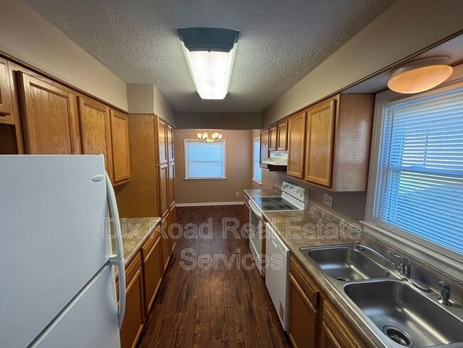 Building Photo - 600 Valleyview Dr