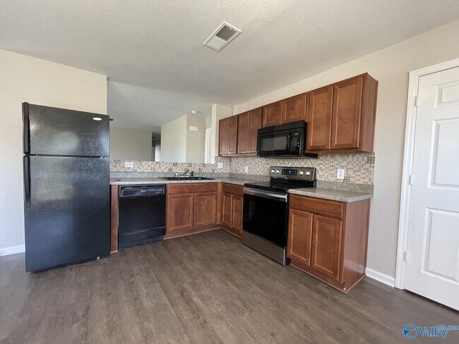 Building Photo - 200 Whitestone Dr NE