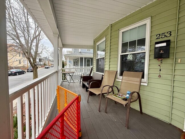 Building Photo - 253 Brown St