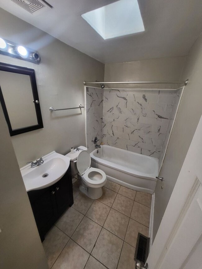 Building Photo - Row home for 1361/month!