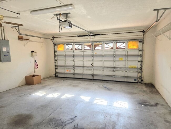 Building Photo - 3 bedroom, 2 bath, 2 car garage on a large lot!