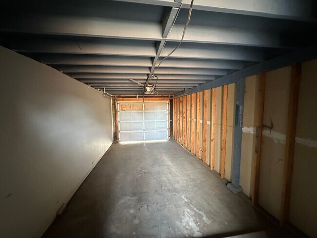 Building Photo - Modern 2-Bedroom Apartment with Garage – Convenient Living!