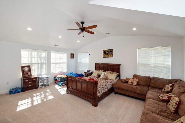 Building Photo - This beautiful well kept single-family hom...