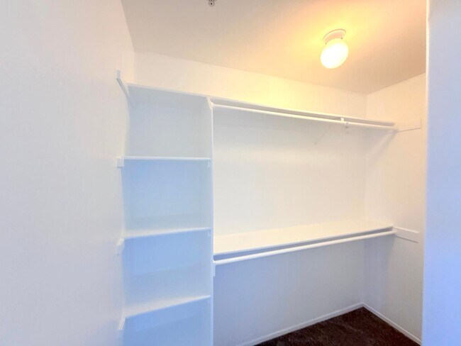 Building Photo - Gorgeous Spacious 2 Bedroom - 2 bath top f...