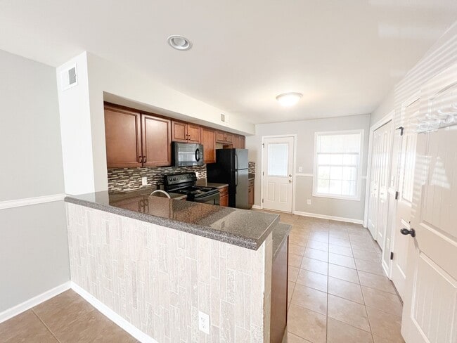 Building Photo - 2 Bedroom 1.5 Bath Townhome