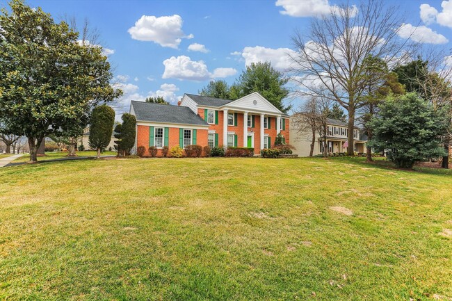 Building Photo - GORGEOUS SINGLE FAMILY ON JONES LANE