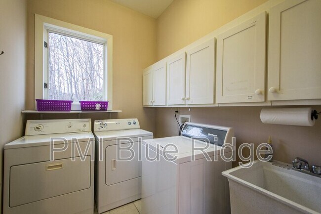 Building Photo - 6 S Songbird Ct