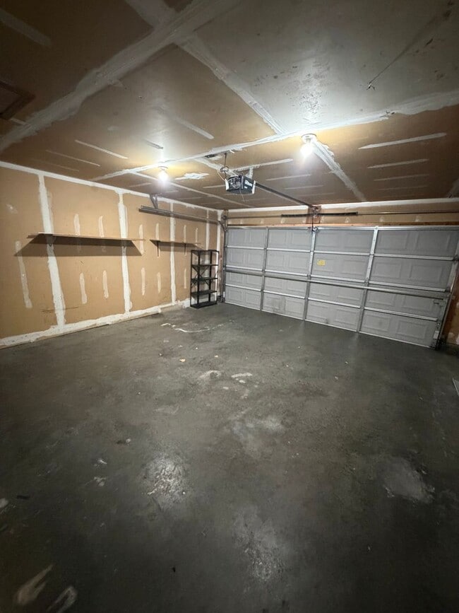 Building Photo - Duplex on Southside. 2bed/2bath with 2 car garage & privacy fence.
