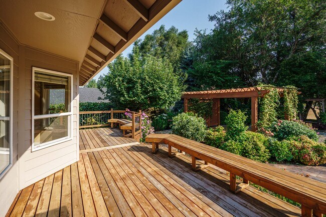 Building Photo - Beautifully Landscaped 1/4 acre with Well Maintained 4 bedroom 2 Bath Home with 3 Car Garage