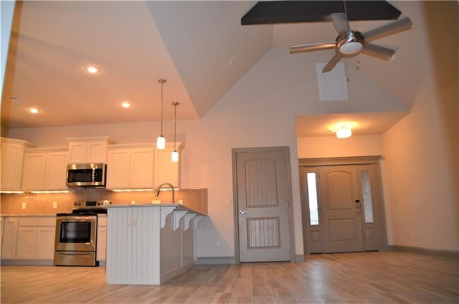 Building Photo - 1802 SW Riverstone Rd