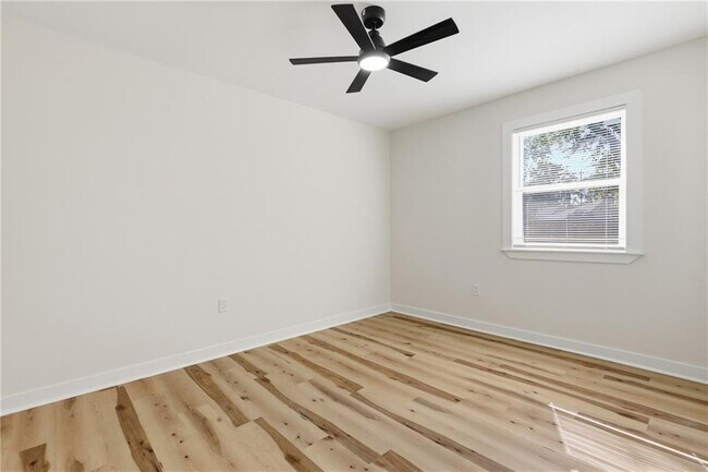 Building Photo - 19 Robin Hood Dr