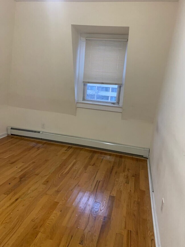 Building Photo - 86 Clinton Ave