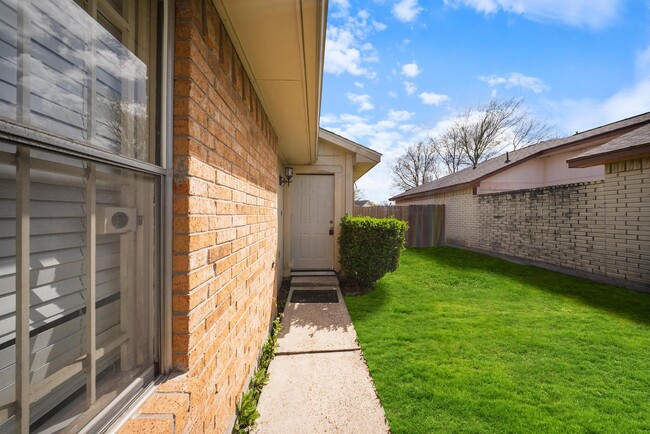 Building Photo - 15242 Peachmeadow Ln