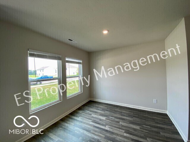 Building Photo - 2913 W Kings Cyn Dr