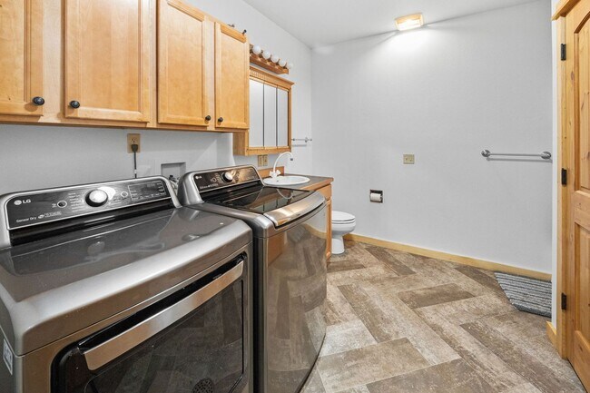 Building Photo - Spacious 6-bedroom, 4.5-bathroom home is i...