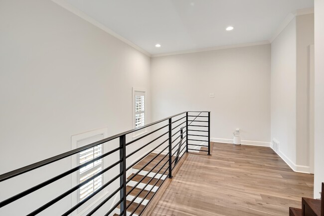 Building Photo - 1385 Belfair Dr