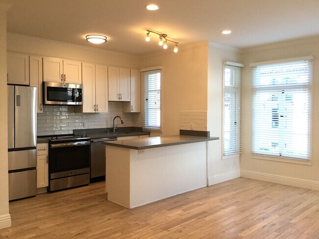 Building Photo - 633 Alma Ave