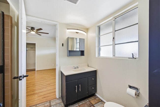 Building Photo - 2421 W Anderson Ave