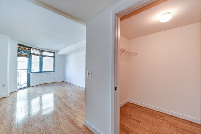 Building Photo - Gorgeous Studio w/ Hardwoods & Balcony