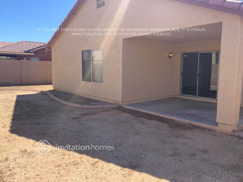 Building Photo - 10538 W Roanoke Ave