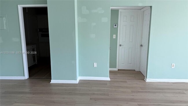 Building Photo - 400 Kings Point Dr