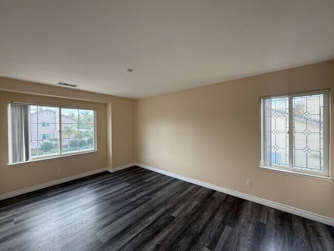 Building Photo - Beautiful 5B/3BA Home in Vista Available f...