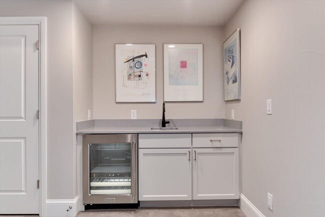Building Photo - Furnished Home - Move in Ready!