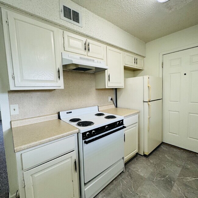 Building Photo - Inviting Townhome at Maison Helena Townhomes in Nederland, TX