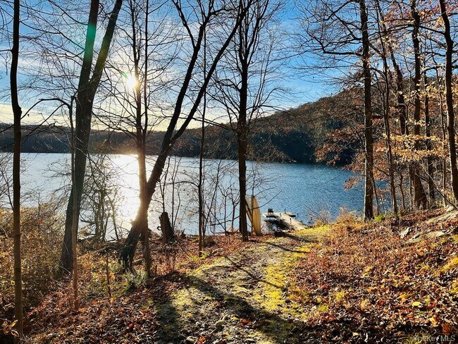 Building Photo - 117 Seven Hills Lake Dr