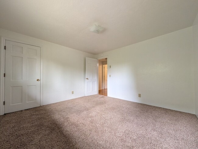 Building Photo - Great 2-Bedroom, 1.5 Bath Duplex in East Eugene!