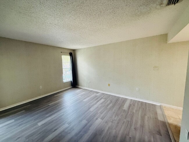 Building Photo - 2/2 Condo