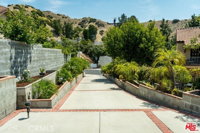 Building Photo - 8471 Vine Valley Dr