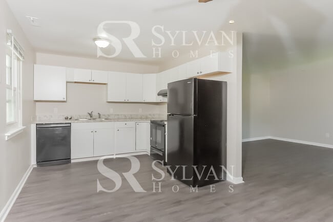 Building Photo - Enjoy living the good life in this 3 bedroom, 1 bathroom home