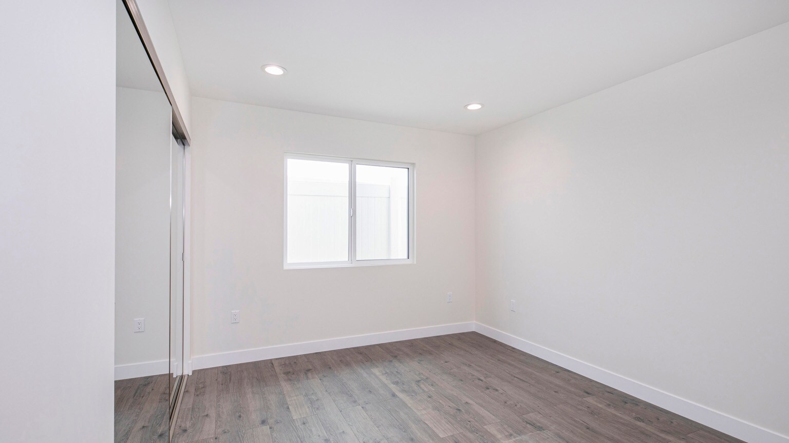 Building Photo - 10422 Woodley Ave