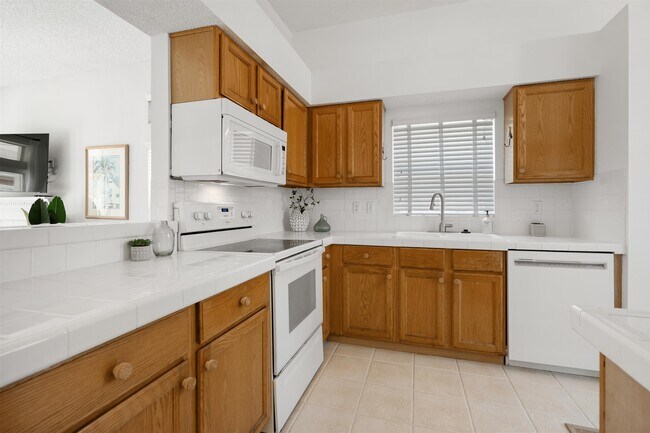 Building Photo - 212 Somerset Ct