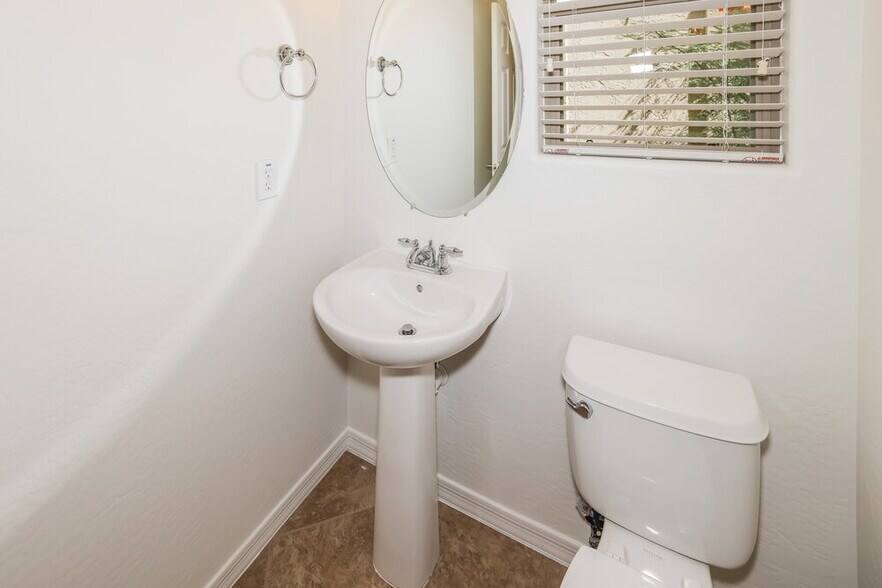 Building Photo - 41362 N Miles Ct