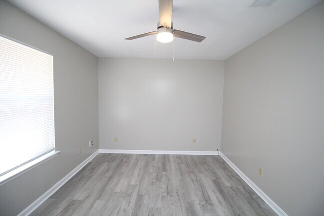 Building Photo - Updated 2BR/1BA in Gulf Breeze –  Water & Lawn Care Included – Available Now!