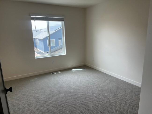 Building Photo - GET $1000 OFF THE FIRST MONTHS RENT!!!