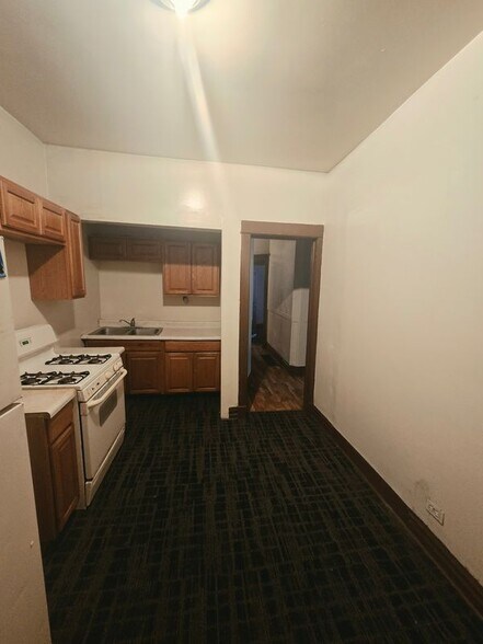 Building Photo - 725 W 69th St